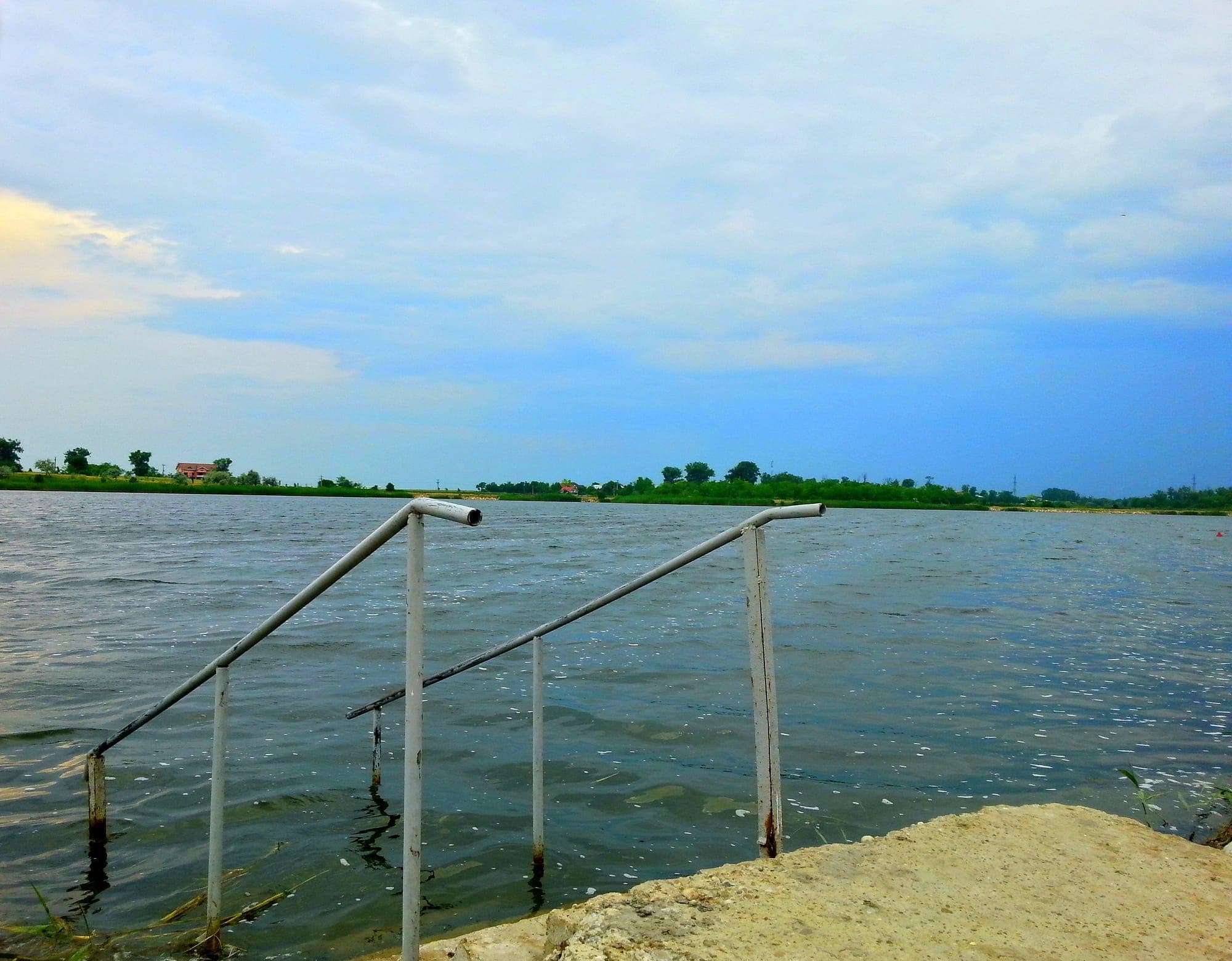Die Treppe ins Wasser an einem Steg am Ufer des Amara-Sees im Juni 2015, mit dem grünen gegenüberliegenden Ufer in der Ferne