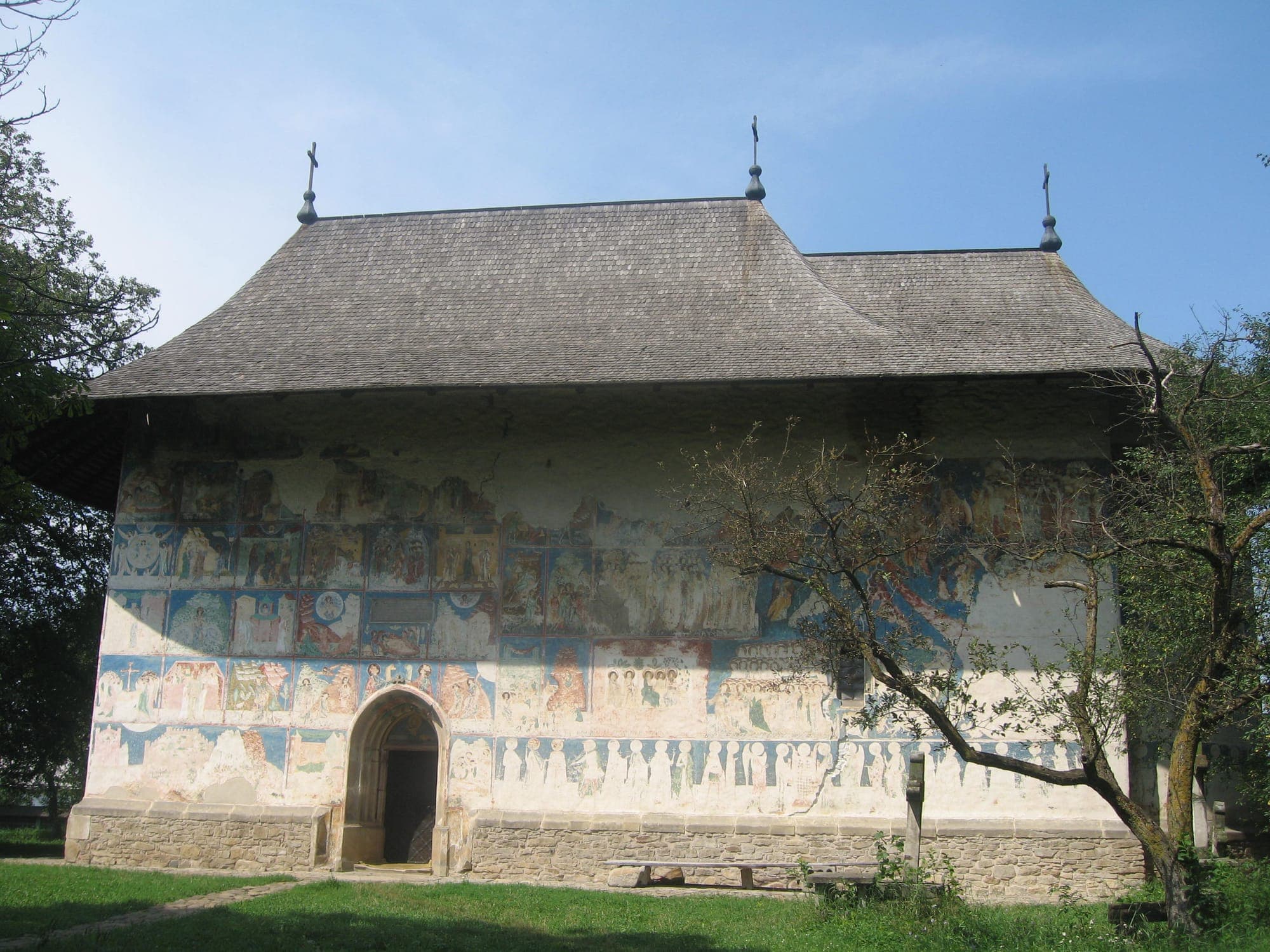 Fațada de sud, cu portalul gotic, registrele Acatistului în stânga și Judecata de Apoi în dreapta, sub acoperișul de șiță