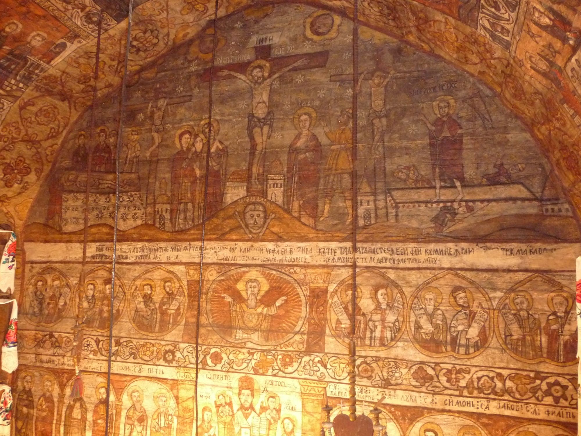 Registrele de sus ale iconostasului pictat, cu Răstignirea, Dumnezeu-Tatăl în medalion și șirul de prooroci