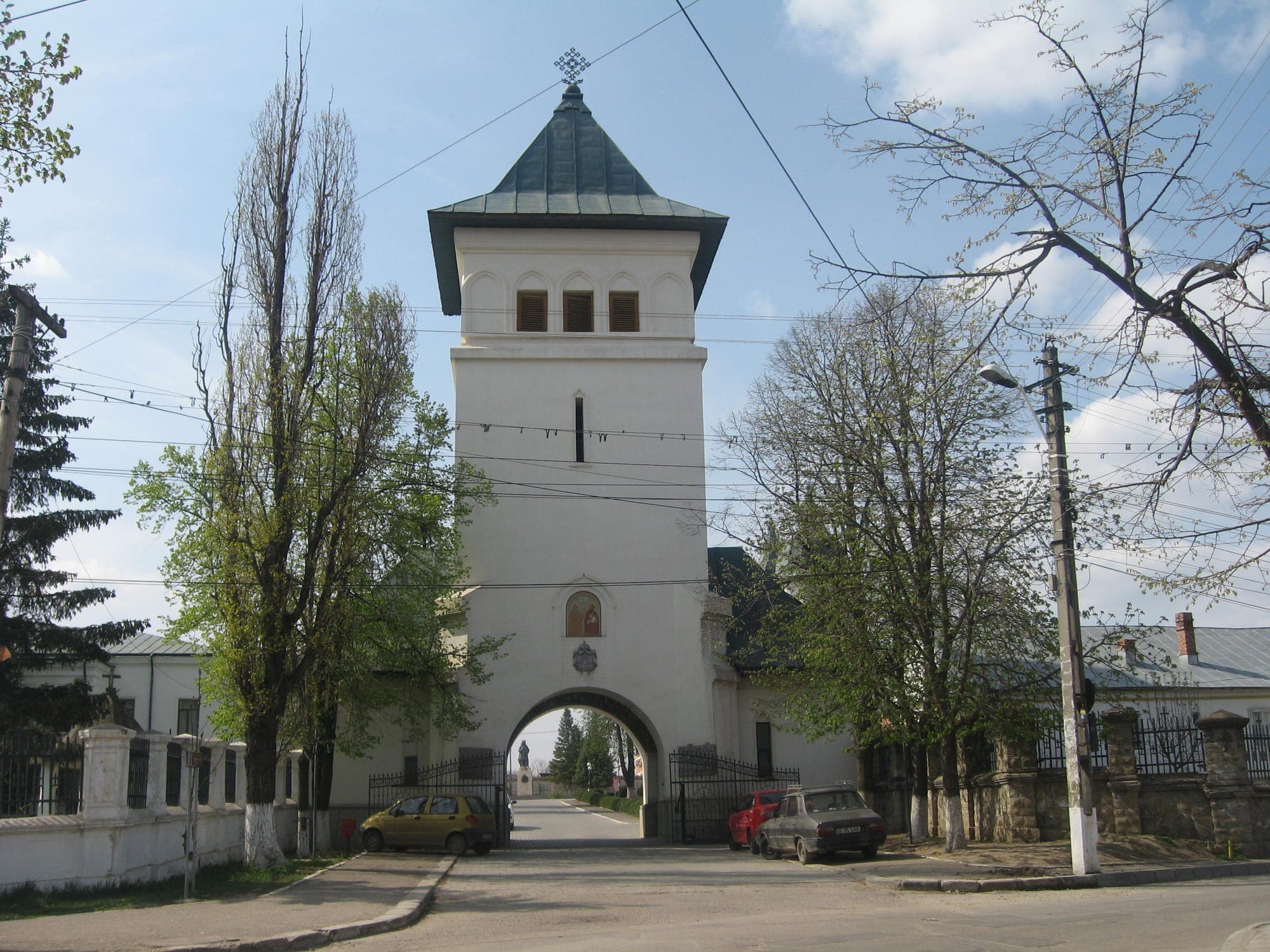 Der Tor- und Glockenturm von 1938 mit dem Torbogen in den Bischofsbezirk, von der Straße aus gesehen