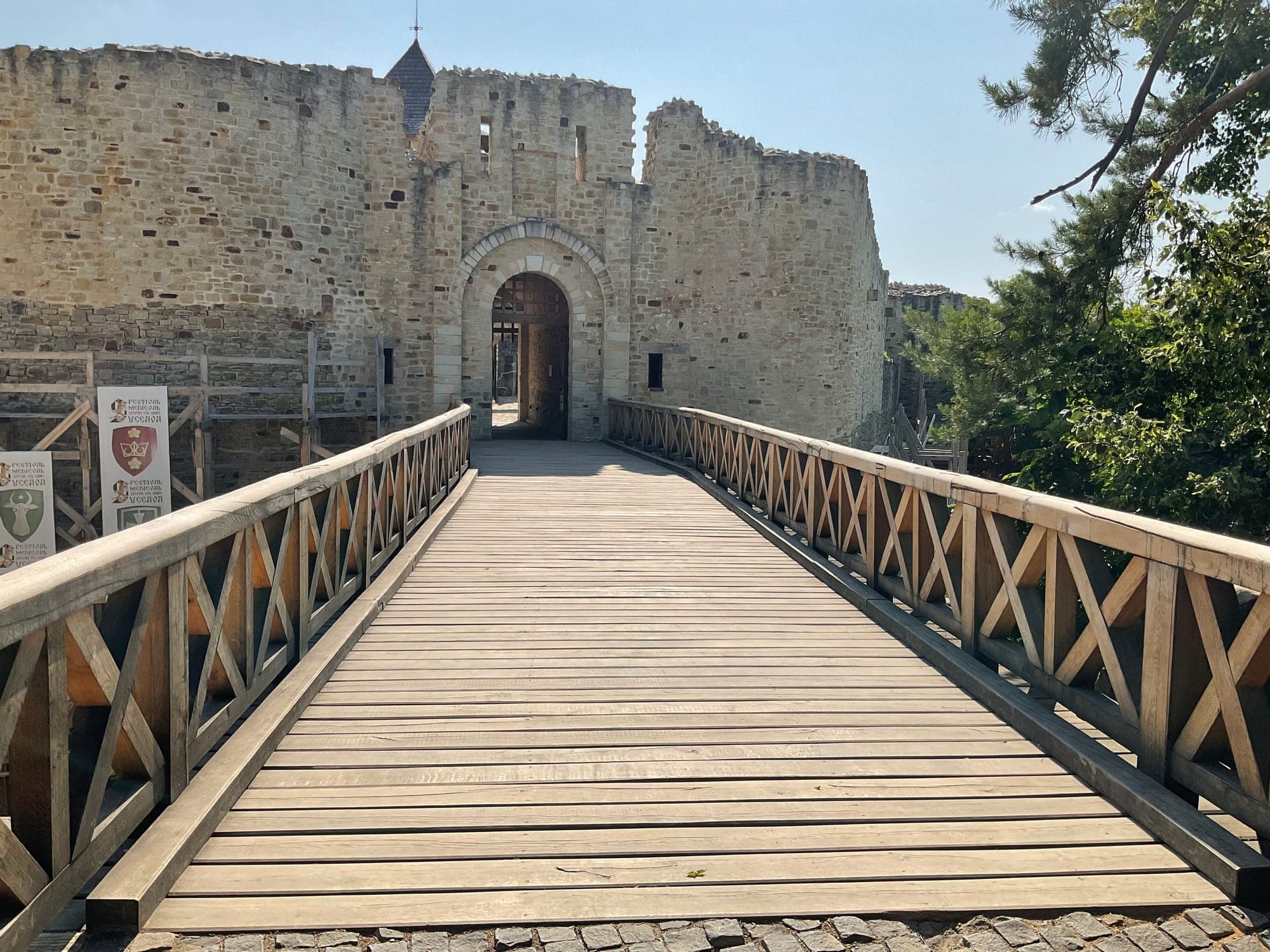 Podul de lemn peste șanțul de apărare, care duce spre poarta cu arc a zidului de incintă
