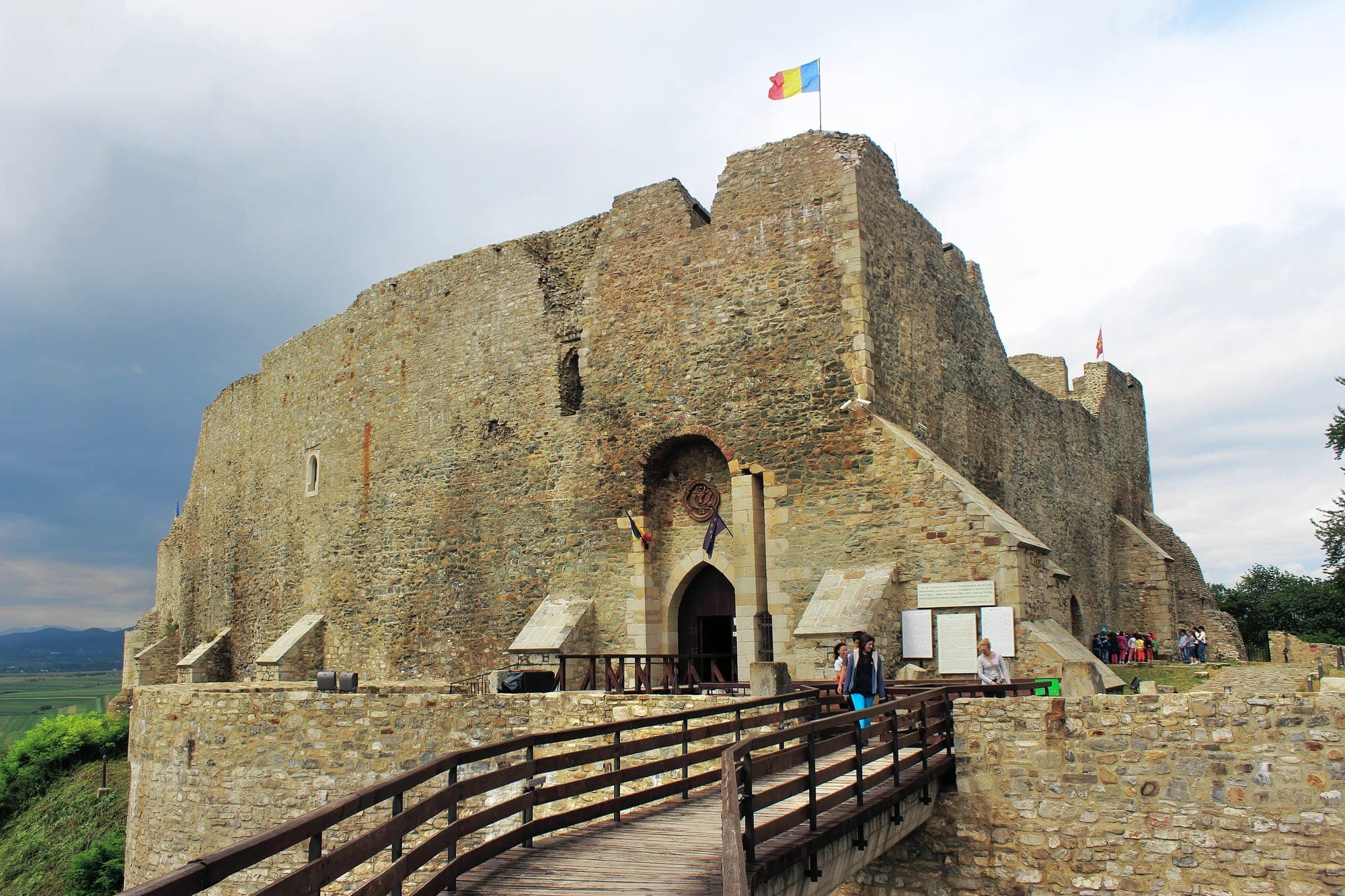 Fortul mușatin cu poarta gotică și stema Moldovei, văzut de pe podul de lemn din curtea exterioară
