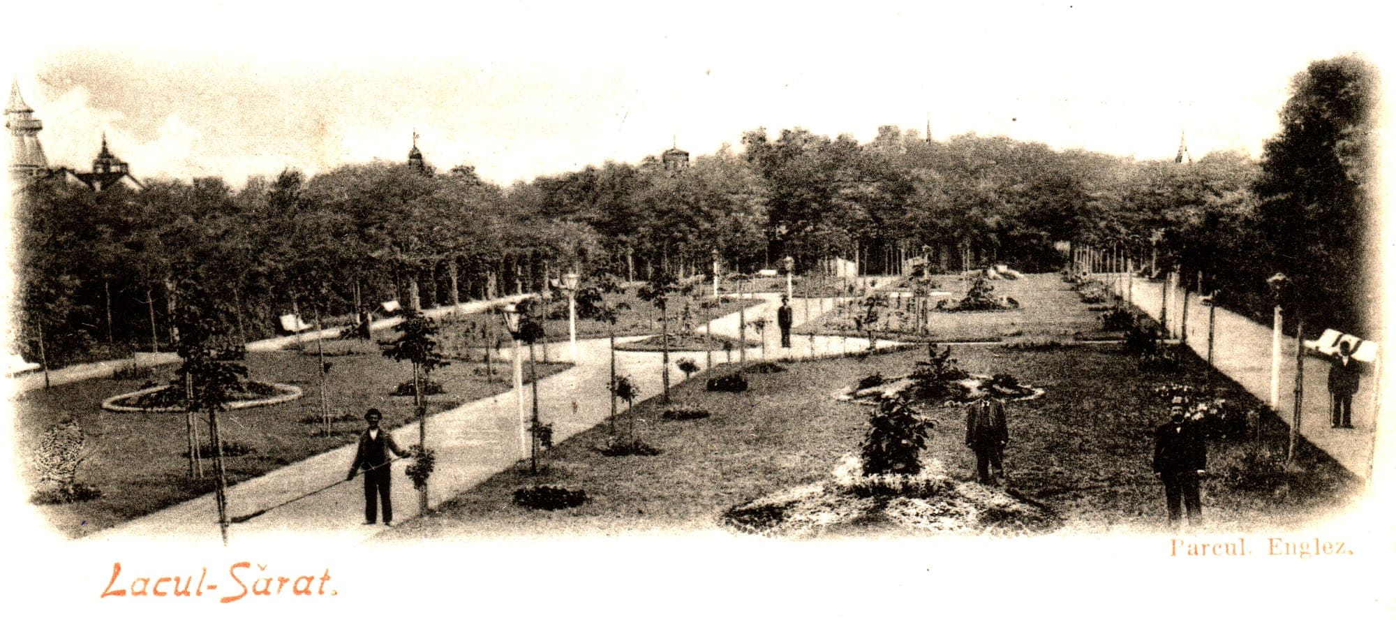 Carte poștală din jurul anului 1890 cu aleile și gazonul Parcului Englezesc din Lacu Sărat, cu arbori tineri și câțiva trecători