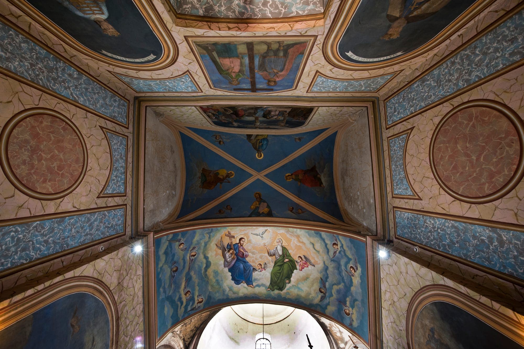 Die bemalten Gewölbe der Kirche von unten gesehen, mit der Szene der Heiligen Dreifaltigkeit über dem Bogen zum Naos