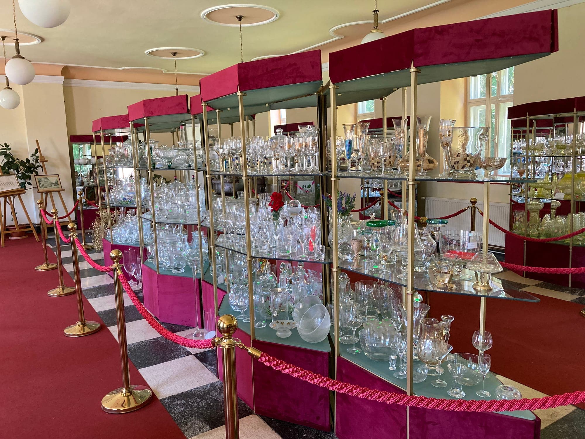 Der Raum des Glasmuseums im Schloss mit mehrstöckigen Vitrinen voller Kristallgläser und Karaffen