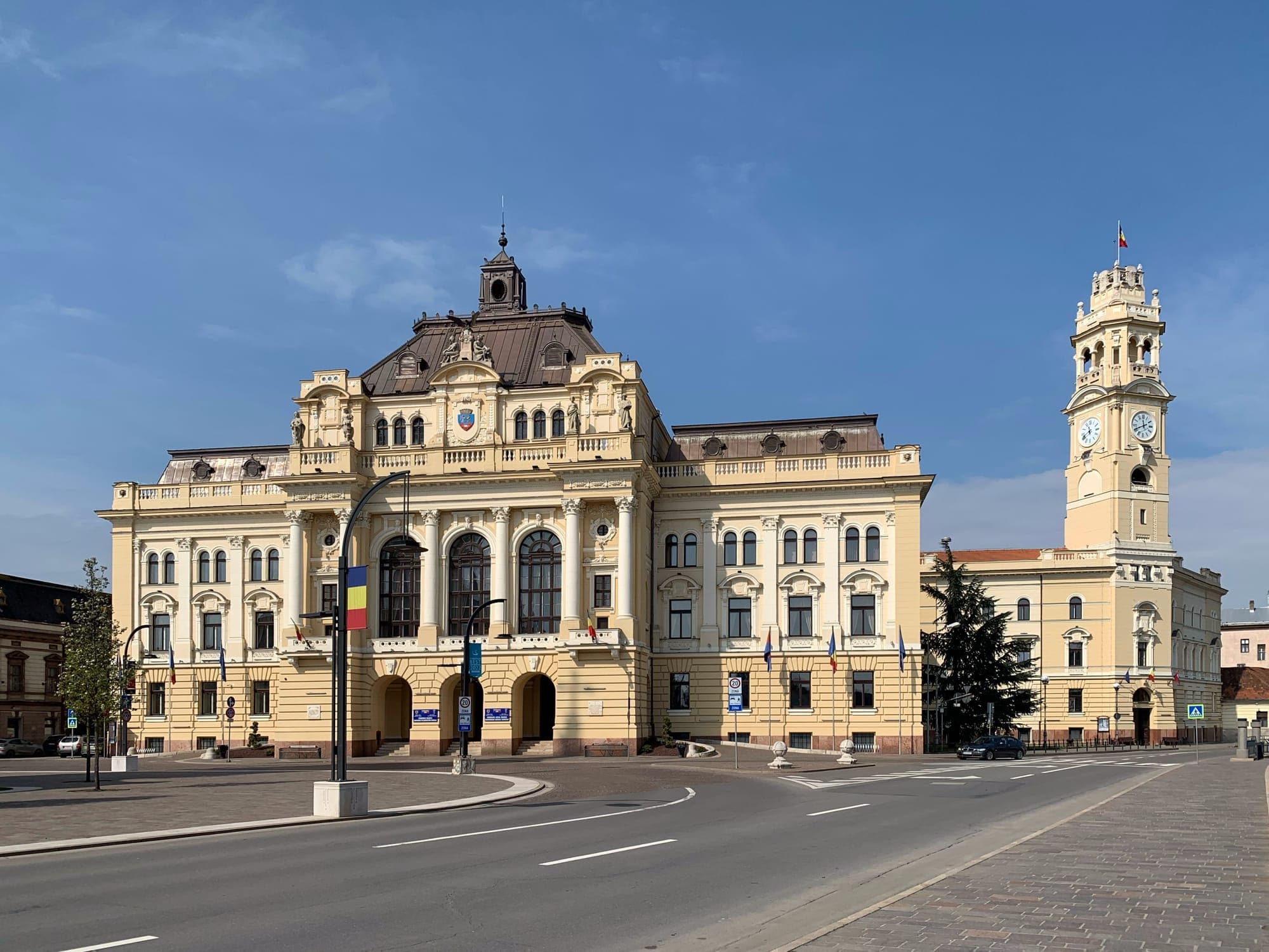 Il Palazzo del Municipio di Oradea con la torre dell'orologio, visto da Piața Unirii