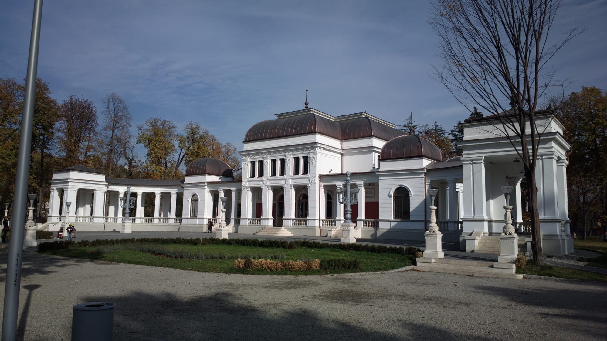 Il vecchio Casinò, edificio bianco con cupole di metallo e colonnati, visto in autunno dal viale davanti