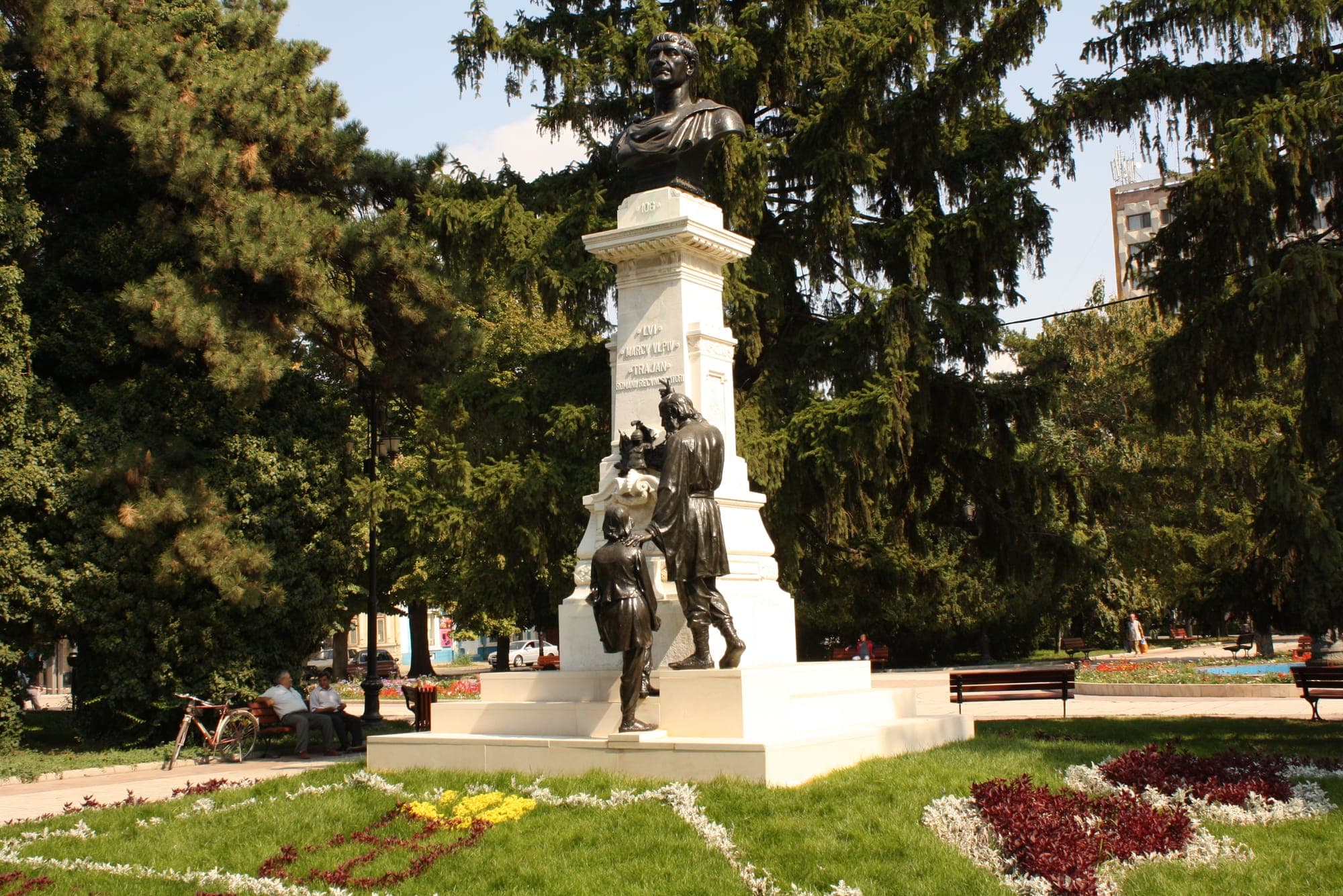 Grupul statuar „Traian” din parcul pieței, cu bustul de bronz pe soclul de piatră