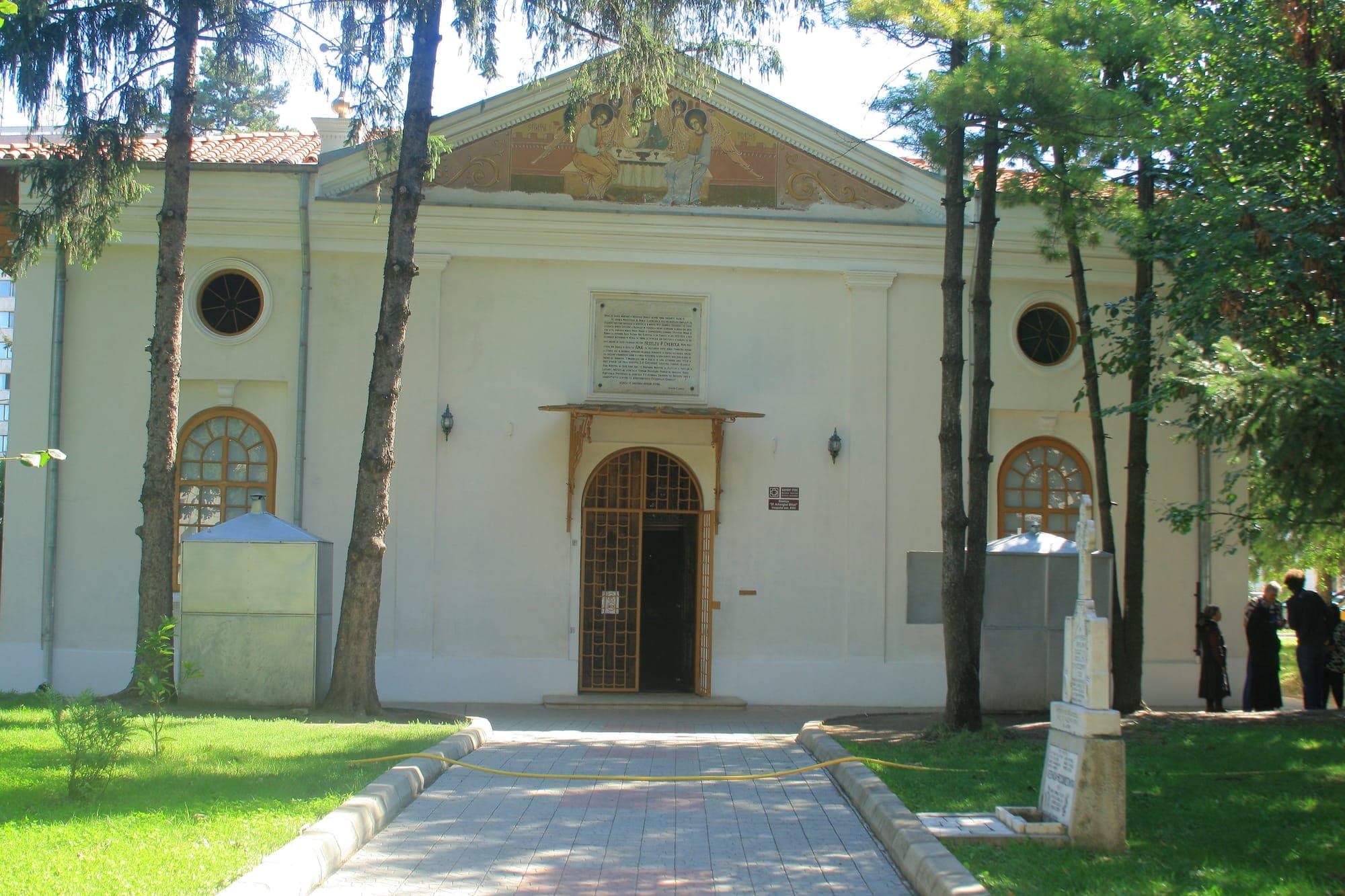 Fațada bisericii Sfinții Arhangheli Mihail și Gavriil, fostă moschee, cu frontonul pictat