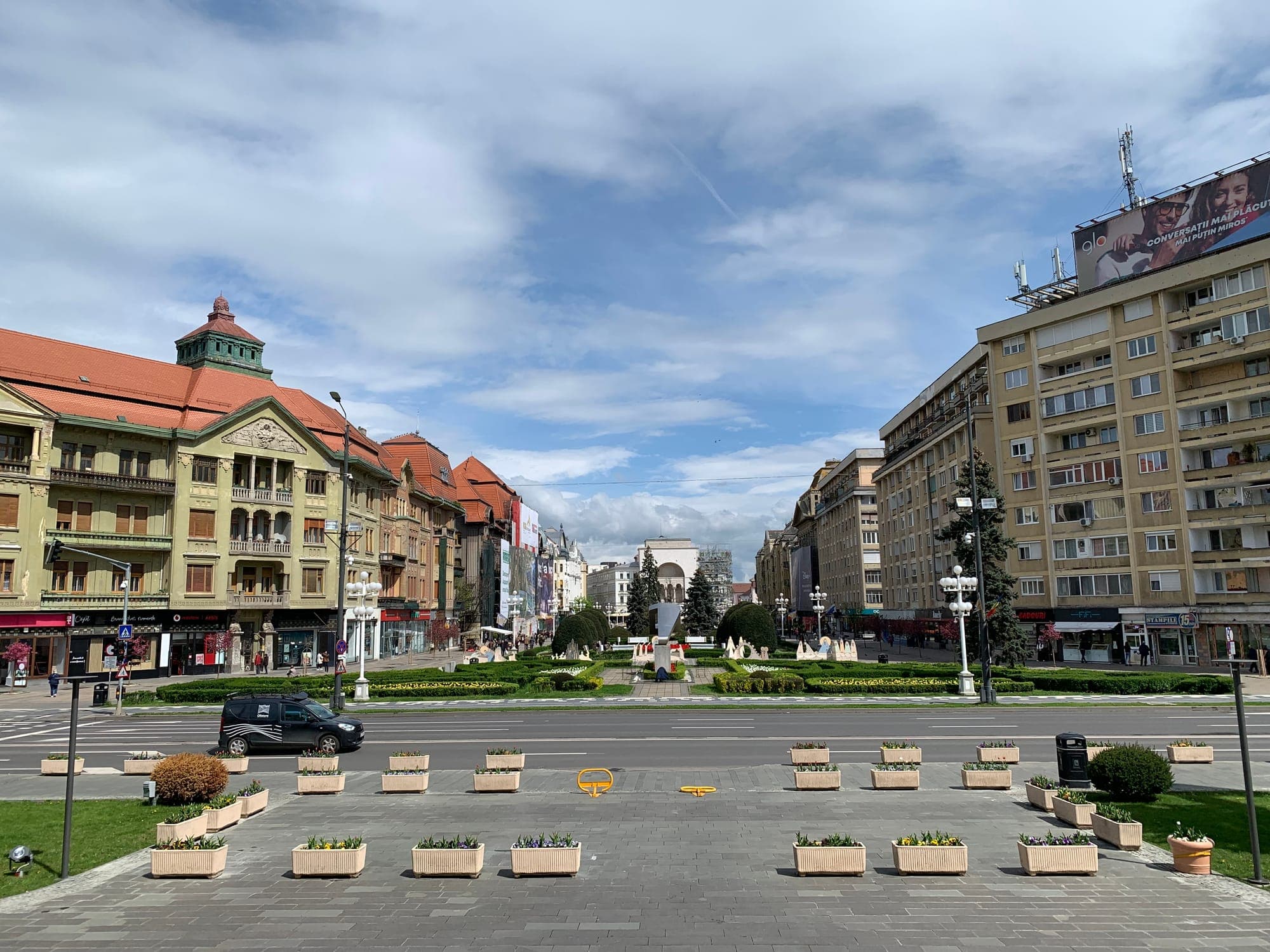Piața Victoriei privită din capătul sudic, cu palatele de pe Corso cu acoperiș roșu în stânga, blocurile de pe Surogat în dreapta și Opera în depărtare, în capătul grădinii