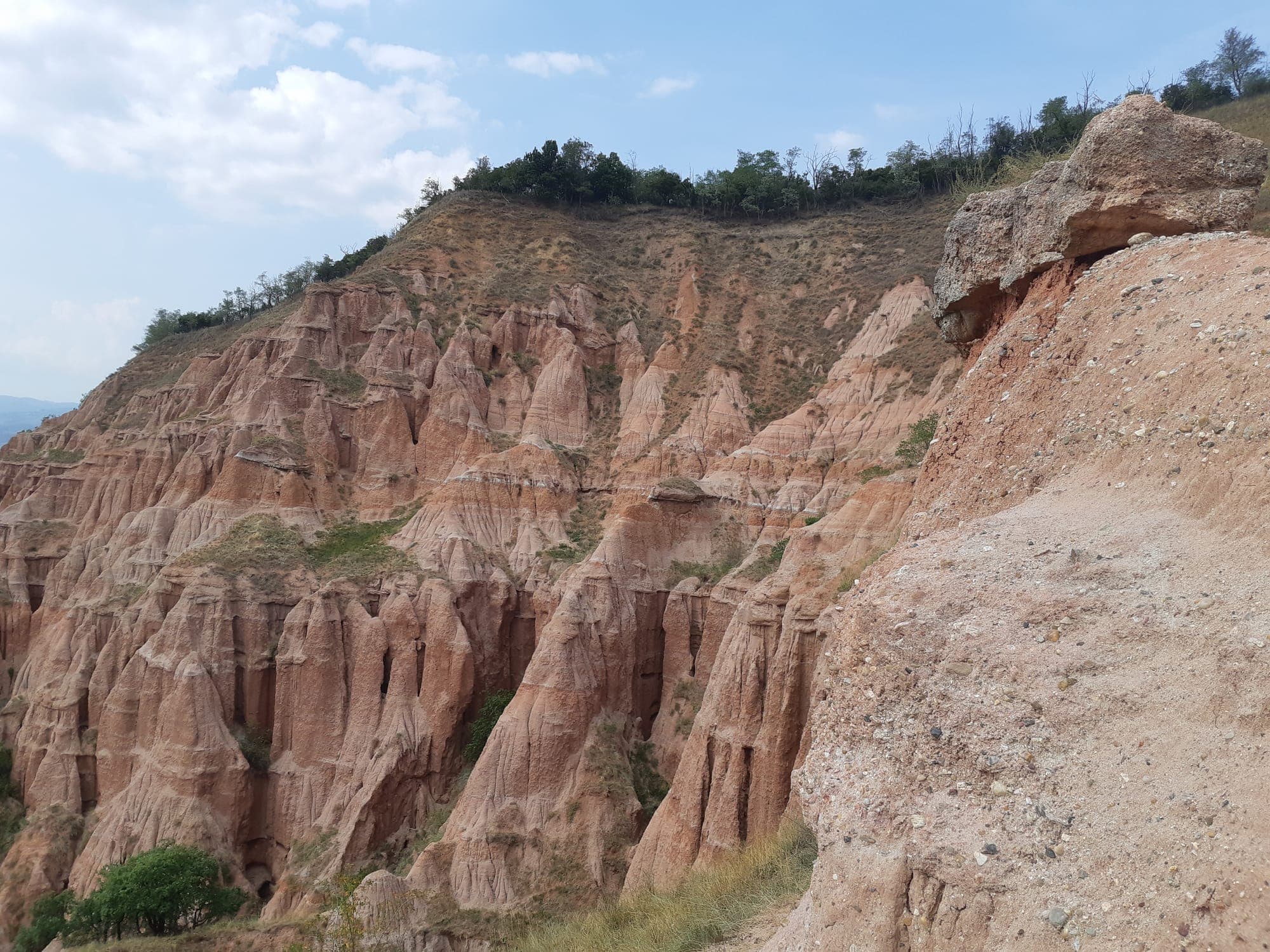 Ravenele și turnurile de pământ ale râpei văzute de sus, de pe marginea abruptului