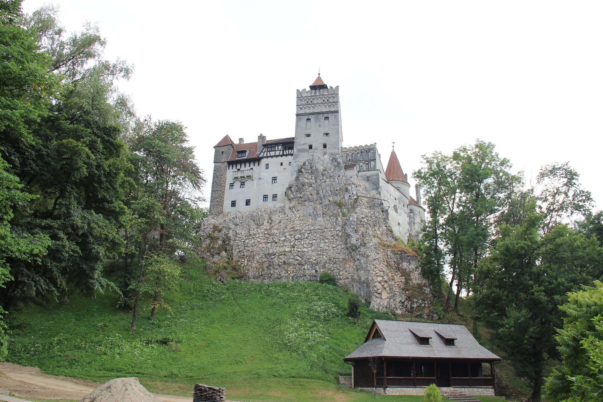 Castelul cocoțat pe stânca sa, deasupra pajiștii din Parcul Regal și a casei de ceai